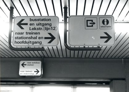 HUA-170763-Afbeelding van richtingwijzers en pictogrammen in de huisstijl van N.S. op het N.S.-station Den Haag C.S