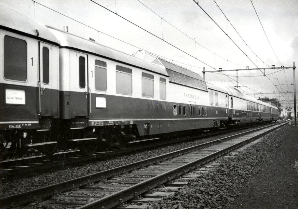 HUA-169787-Afbeelding van een panoramarijtuig van de D.B. in de internationale trein Rheingold te Amsterdam