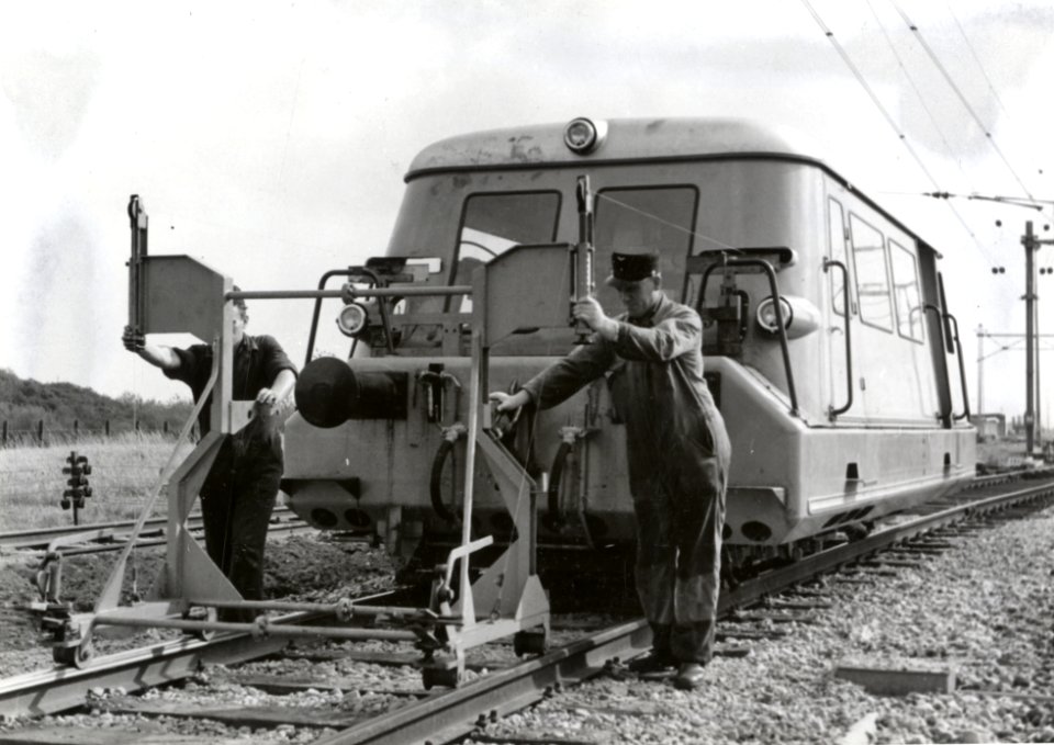 HUA-169720-Afbeelding van werkzaamheden met de Plassermatic Spezial stopmachine van de NS te Hoek van Holland
