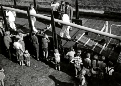 HUA-171252-Afbeelding van het beladen van goederenwagens (rongenwagens) met drie 110 meter lange, plastic buizen van de firma Wavin te Hardenberg voor transport naar Rotterdam