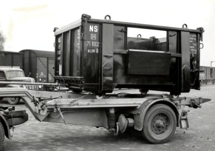 HUA-169769-Afbeelding van de autolaadkist nr. 71 1002 (type ALOR) op de laad- en losplaats van het N.S.-station Helmond