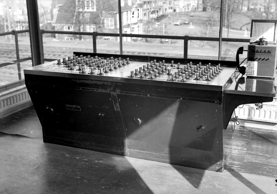 HUA-159683-Afbeelding van het 7-rij-ig bloktoestel met stelknoppen van het sysyteem Bouman in het seinhuis van de N.S. te Haarlem