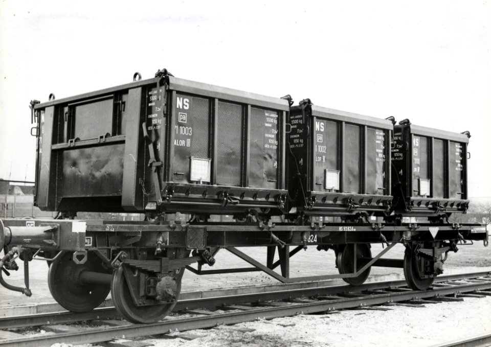 HUA-169986-Afbeelding van laadkistenwagen NS 93824 (type HH) van de N.S. met open laadkisten te Helmond