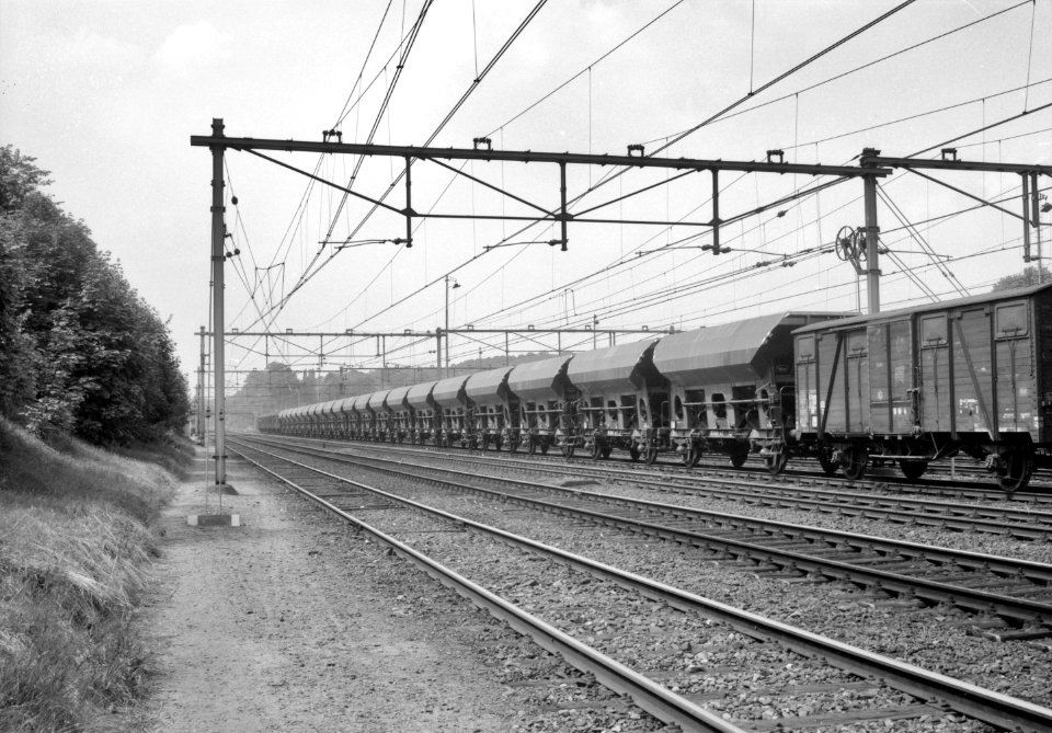 HUA-159813-Afbeelding van open zelflossers (type Fds) van de N.S. voor het vervoer van steenkolen op het emplacement te Arnhem
