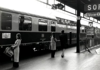 HUA-169817-Afbeelding van van de internationale trein "Rheingold" langs het perron te Genève (Zwitserland)