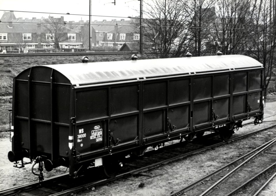 HUA-169829-Afbeelding van de fabrieksnieuwe gesloten goederenwagen (schuifwandwagen) nr. NS 38000 (type Hbs-t, serie NS 38000-38499) van de N.S. op het terrein van Werkspoor te Utrecht