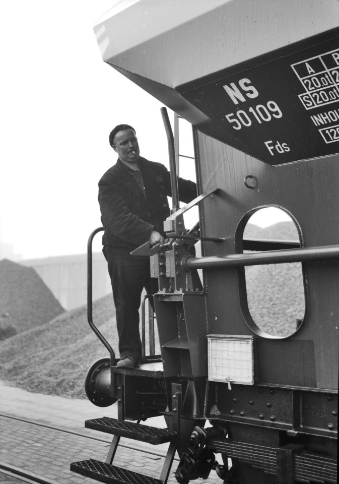 HUA-159808-Afbeelding van een losser op het bordes van een open zelflosser (type Fds) van de N.S. te Arnhem