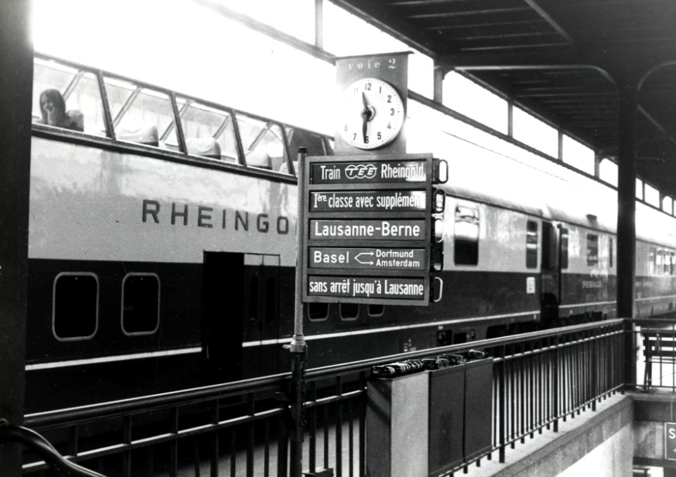 HUA-169815-Afbeelding van van de internationale trein "Rheingold" langs het perron te Genève (Zwitserland)