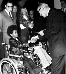 HUA-171529-Afbeelding van de aanbieding van enkele vrijbiljetten door burgemeester mr. T.M.J. de Graaf aan enkele leerlingen van de St. Maartenskliniek te Nijmegen tijdens de officiële opening van de vernieuwde 