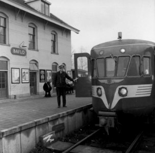 HUA-159739-Afbeelding van een diesel-electrisch treinstel DE 2 ("Blauwe Engel") van de N.S. langs het perron van het N.S.-station Baflo te Baflo. Het treinstel is voorzien van een mobilofooninstallatie voor de C