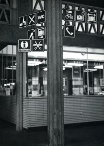 HUA-170732-Afbeelding van pictogrammen in de nieuwe huisstijl van N.S. in de stationshal van het N.S.-station Leiden