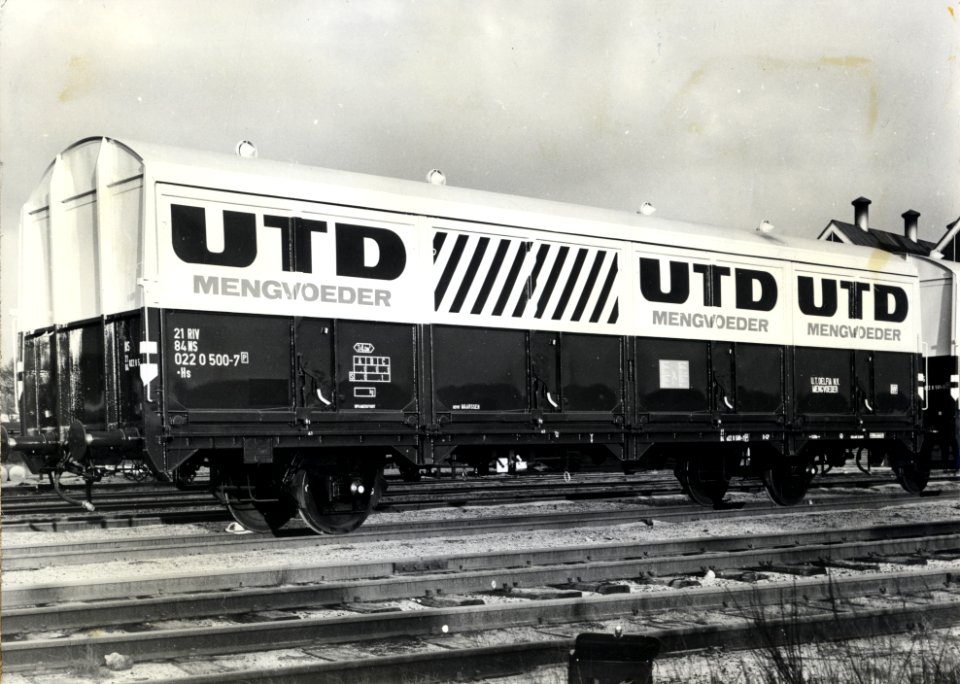 HUA-169849-Afbeelding van de gesloten goederenwagen (schuifwandwagen) nr. 21 84 022 0 500-7 van UTD Mengvoeder op het terrein van de hoofdwerkplaats van de N.S. te Amersfoort