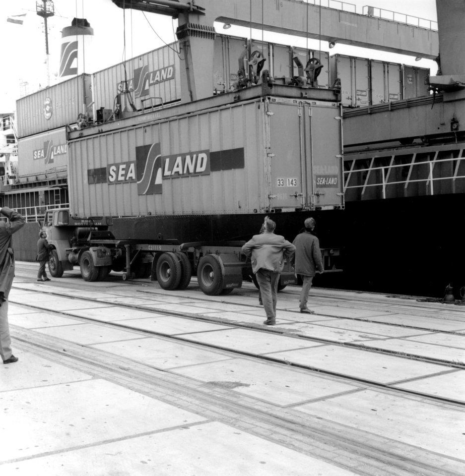 HUA-171558-Afbeelding van de overslag van containers van rederij Sea Land op de Europe Container Terminals ECT in de Eemhaven te Rotterdam