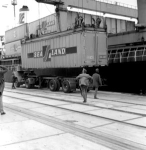 HUA-171558-Afbeelding van de overslag van containers van rederij Sea Land op de Europe Container Terminals ECT in de Eemhaven te Rotterdam photo