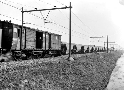 HUA-159797-Afbeelding van het storten van ballast met onderlossers van de NS bij Abcoude tijdens de werkzaamheden ten behoeve van de baanverzwaring tussen Amster