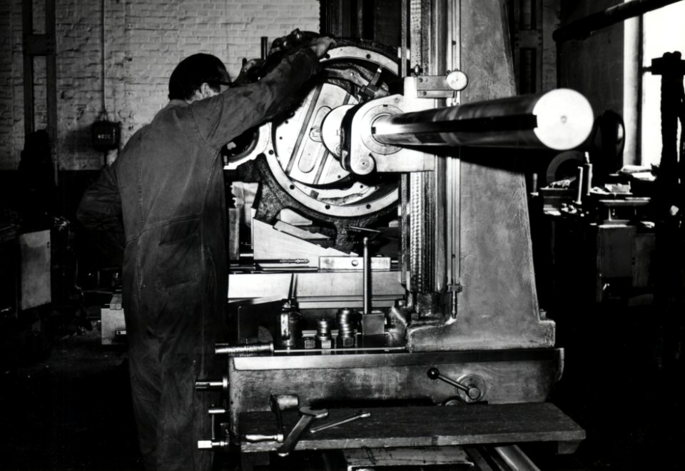 HUA-169961-Afbeelding van een werknemer van de hoofdwerkplaats van de N.S. te Tilburg