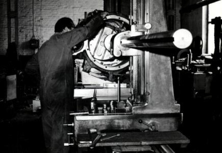 HUA-169961-Afbeelding van een werknemer van de hoofdwerkplaats van de N.S. te Tilburg