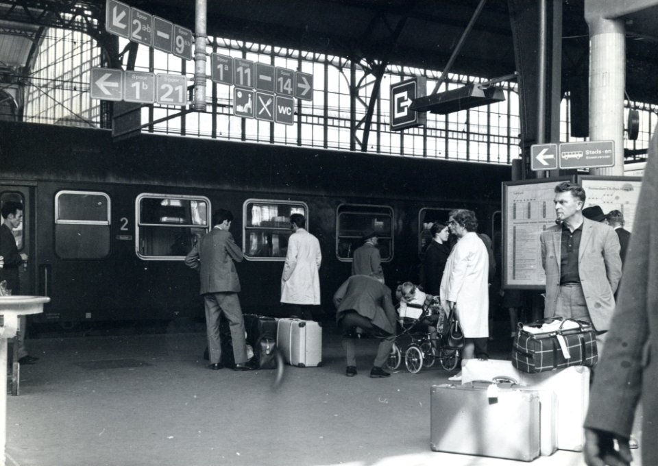 HUA-170740-Afbeelding van pictogrammen in de nieuwe huisstijl van N.S. op het perron van het N.S.-station Utrecht C.S. te Utrecht