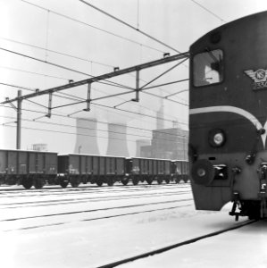 HUA-159803-Afbeelding van open goederenwagens van de NS voor het vervoer van steenkolen op het besneeuwde emplacement te Heerlen Op de achtergrond een gedeelte v