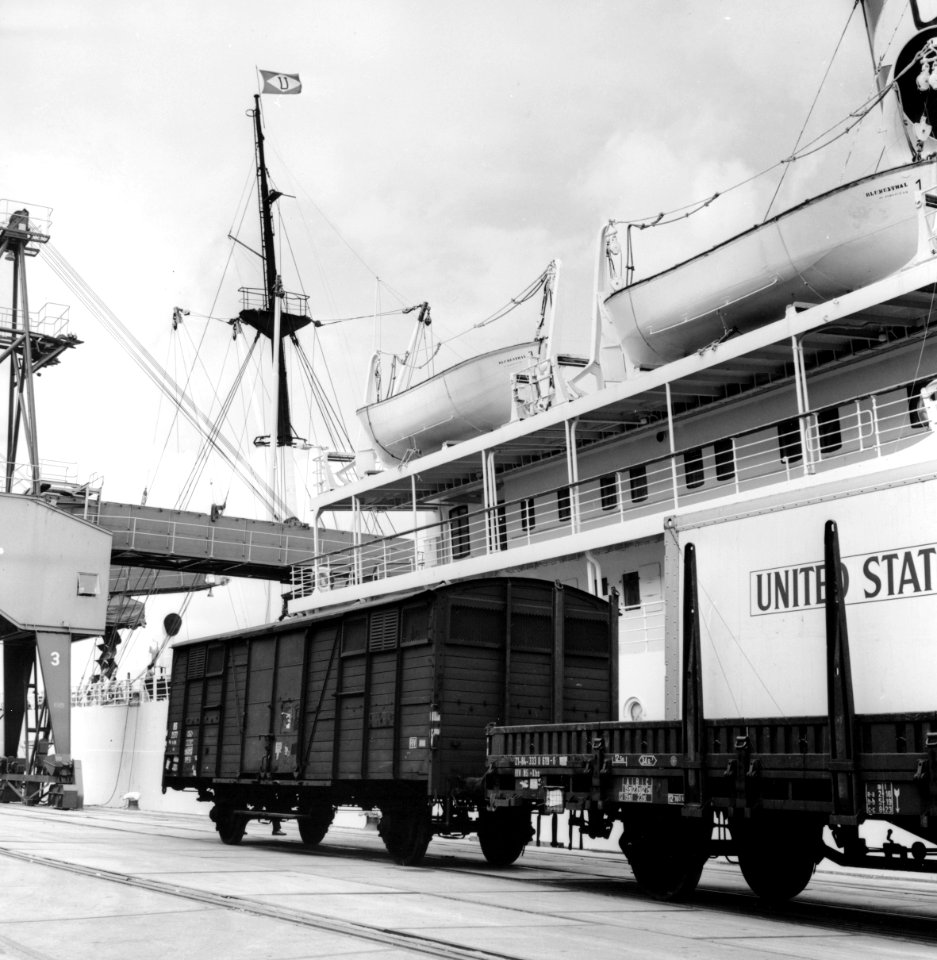 HUA-171547-Afbeelding van de overslag van containers van US Lines in de Eemhaven te Rotterdam