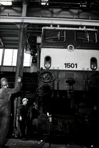 HUA-169957-Afbeelding van het lichten van de bak van de electrische locomotief nr 1501 serie 1500 van de NS in de stelplaats van de hoofdwerkplaats te Tilburg