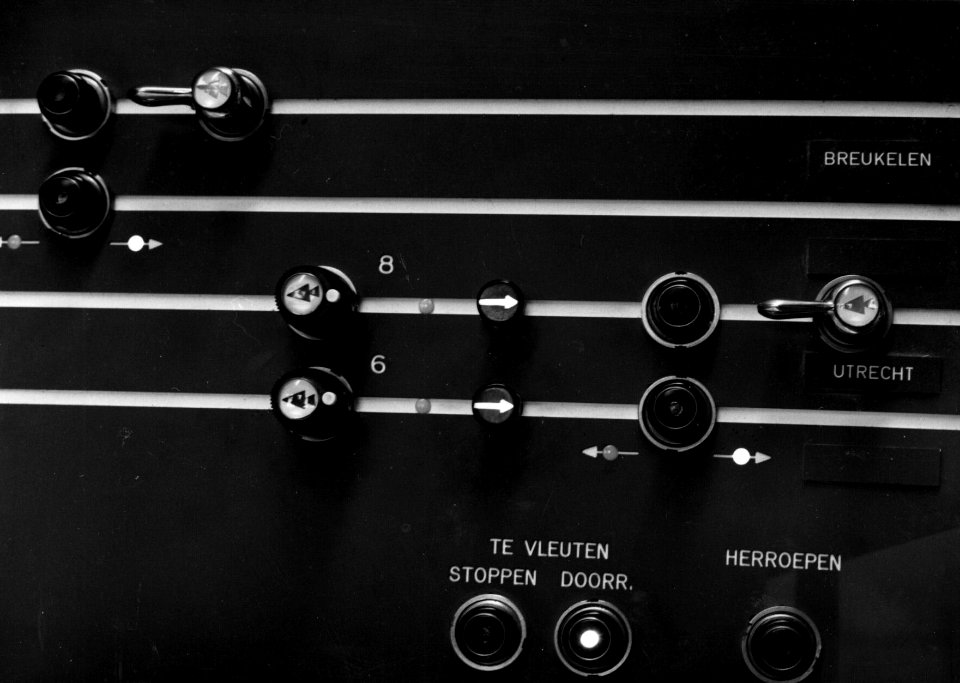 HUA-159786-Detail van het NX-bedieningstableau in het seinhuis van de N.S. te Woerden