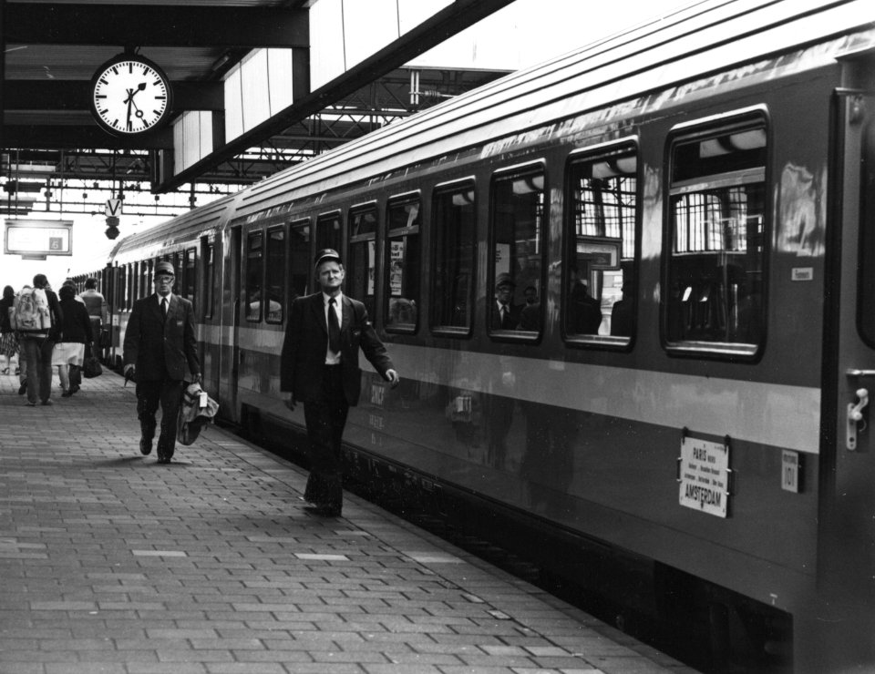 HUA-171412-Afbeelding van een internationale trein uit Parijs langs het perron van het NS station Leiden te Leiden