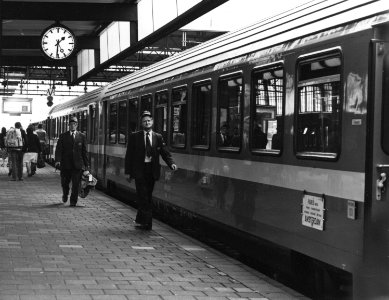 HUA-171412-Afbeelding van een internationale trein uit Parijs langs het perron van het NS station Leiden te Leiden