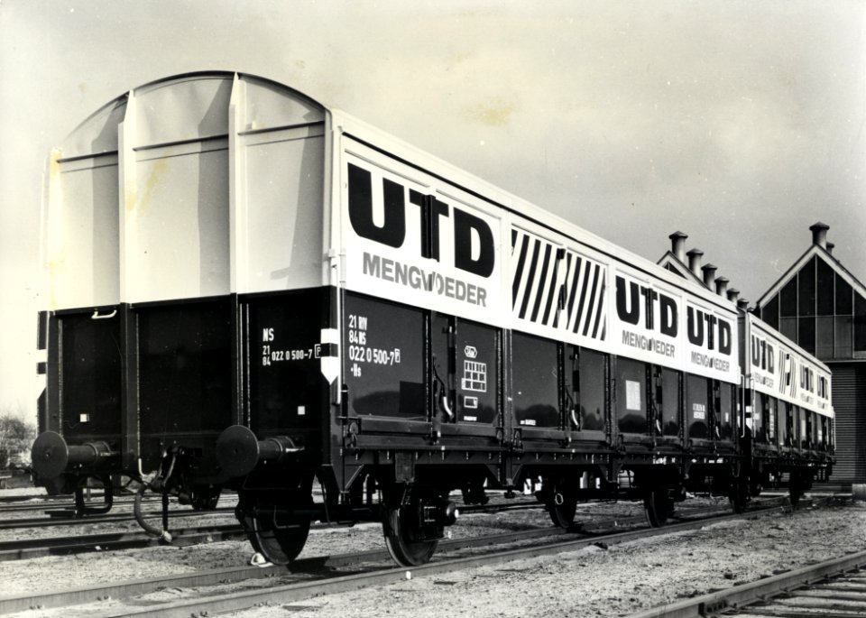 HUA-169851-Afbeelding van de gesloten goederenwagen schuifwandwagen nr 21 84 022 0 500 7 van UTD Mengvoeder op het terrein van de hoofdwerkplaats van de NS te Am