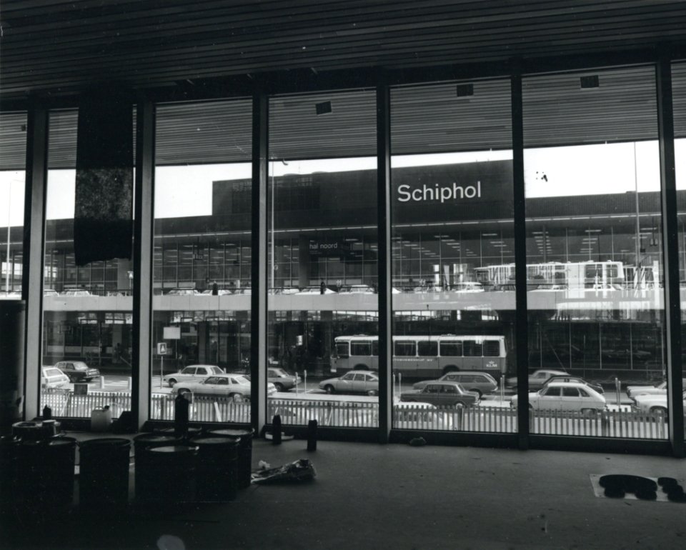 HUA-170857-Gezicht op de vertrekhal Noord van de luchthaven Schiphol, vanaf de hal van het in aanbouw zijnde N.S.-station Schiphol