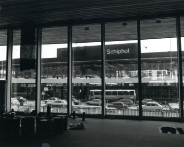 HUA-170857-Gezicht op de vertrekhal Noord van de luchthaven Schiphol, vanaf de hal van het in aanbouw zijnde N.S.-station Schiphol
