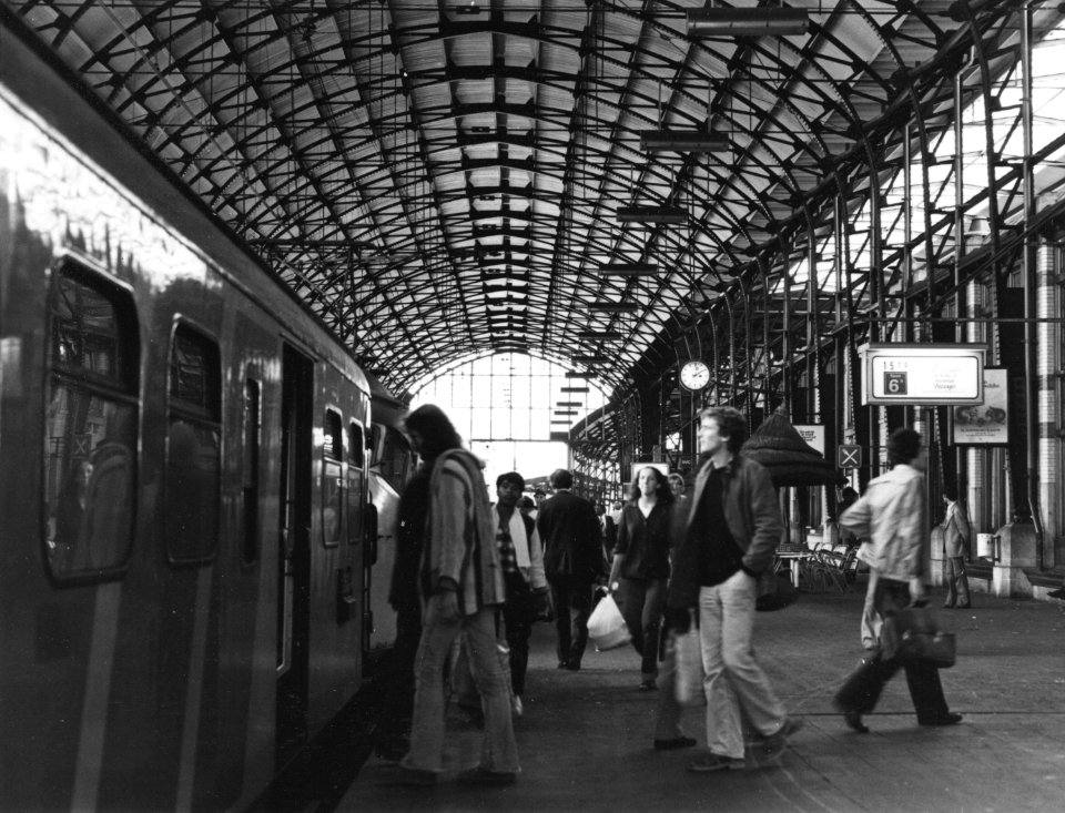 HUA-171415-Afbeelding van instappende treinreizigers op het perron van het N.S.-station Haarlem te Haarlem