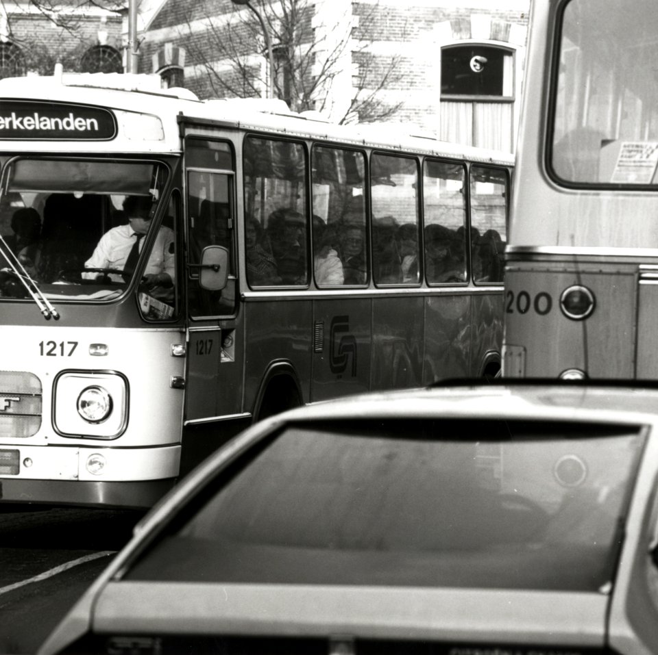 HUA-171225-Afbeelding van het drukke stadsverkeer te Hilversum, met enkele autobussen van Centraal Nederland