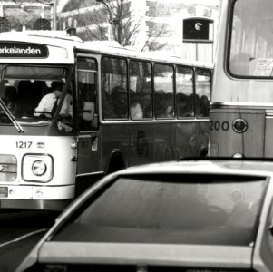 HUA-171225-Afbeelding van het drukke stadsverkeer te Hilversum, met enkele autobussen van Centraal Nederland