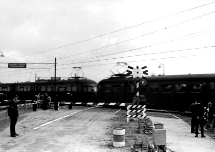 HUA-159993-Gezicht op de installatie van AHOB's bij de spoorwegovergang te Wijnvoorden (lijn Wijhe-Zwolle) tijdens het passeren van een trein bestaande uit electrische treinstellen mat. 1946 van de N.S
