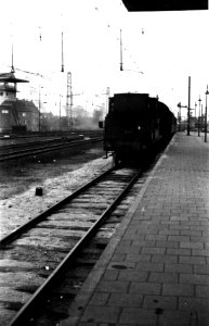 HUA-160421-Afbeelding van de stoomlocomotief nr 5555 serie 5500 van de NS met een lokaaltrein Baarn Utrecht bij binnenkomst op het NS station Utrecht CS te Utrec