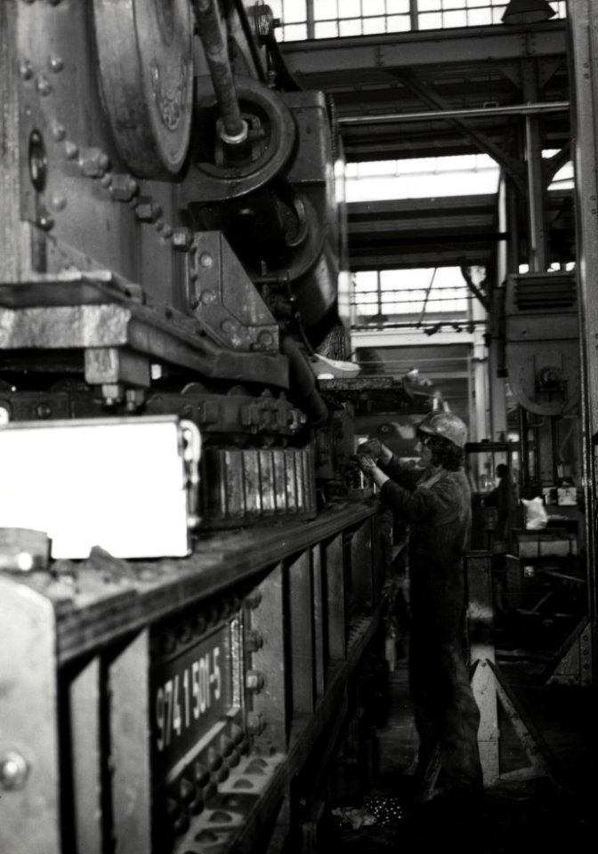 HUA-169946-Afbeelding van een monteur van de hoofdwerkplaats van de N.S. te Tilburg