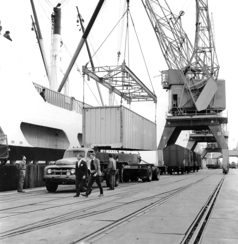HUA-171557-Afbeelding van de overslag van containers van United States Lines in de Prinses Margriethaven te Rotterdam