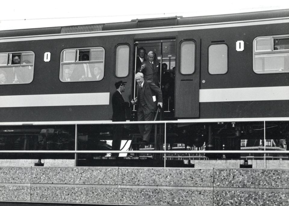 HUA-171164-Afbeelding van staatssecretaris ir. S.A. Posthumus, commisaris van de Koningin mr. J. Klaasesz en burgemeester D. de Loor van Delft bij aankomst met de extra trein (het electrische treinstel nr. 528, 