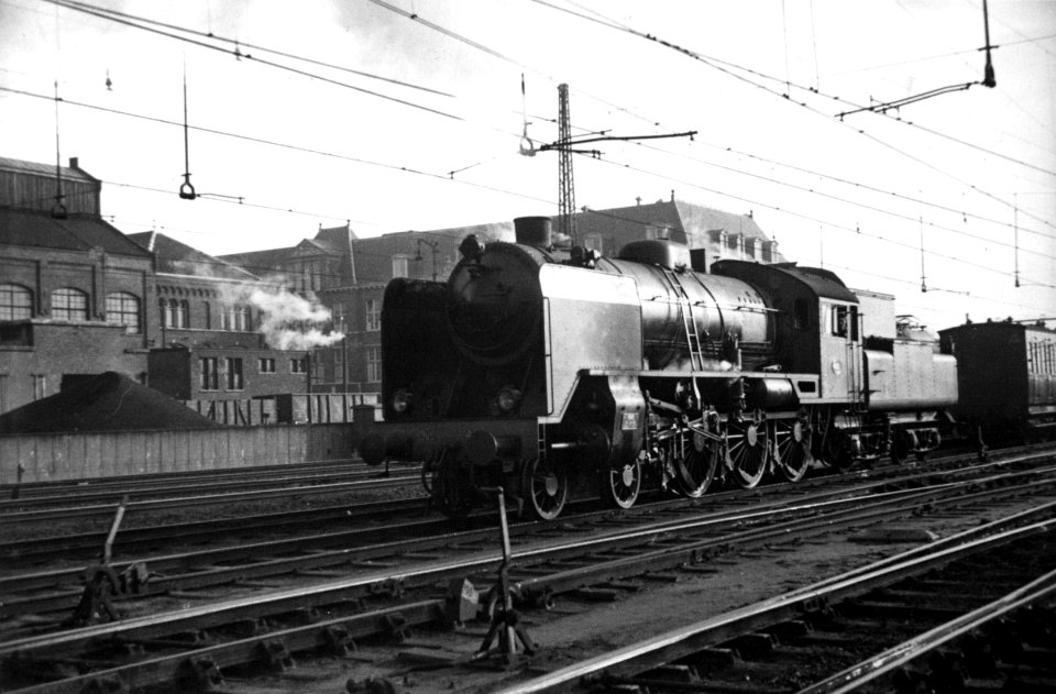 HUA-160442-Afbeelding van de stoomlocomotief nr. 4011 (serie 4000) van de N.S. te Utrecht