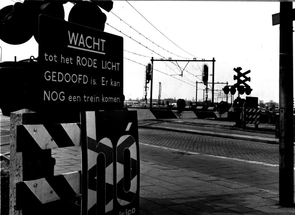 HUA-159984-Gezicht op de met AHOB s beveiligde spoorwegovergang aan de Tiberdreef Mr Tripkade te Utrecht