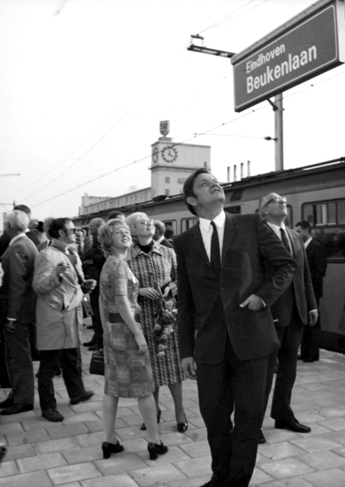 HUA-171505-Afbeelding van de aanwezigen bij de opening van het nieuwe N.S.-station Eindhoven Beukenlaan te Eindhoven