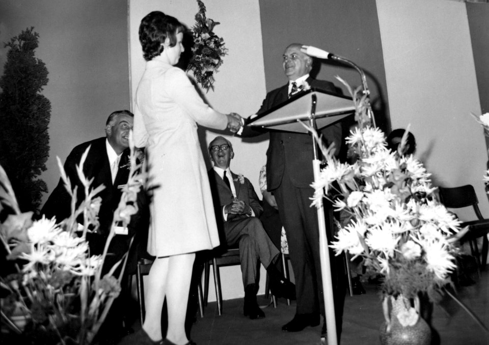 HUA-171515-Afbeelding van de feestelijke opening van de verbouwde lijnwerkplaats van de NS te Leidschendam met NS ambassadrice Margreet van Donderen die hoofddir