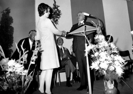 HUA-171515-Afbeelding van de feestelijke opening van de verbouwde lijnwerkplaats van de NS te Leidschendam met NS ambassadrice Margreet van Donderen die hoofddir