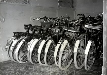 HUA-171196-Afbeelding van voor verzending gereedstaande fietsen op het N.S.-station Amsterdam Amstel te Amsterdam