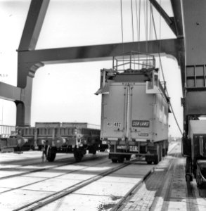 HUA-171549-Afbeelding van de overslag van containers van rederij Sea-Land op de Europe Container Terminals (E.C.T.) in de Eemhaven te Rotterdam