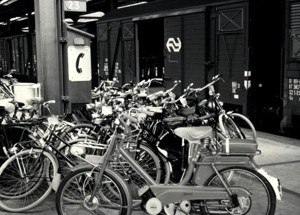 HUA-171207-Afbeelding van voor verzending per trein gereedstaande fietsen op het perron van het NS station Amsterdam Amstel te Amsterdam