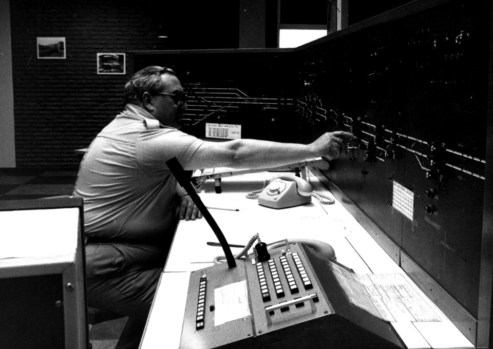 HUA-159722-Interieur van de Centrale Verkeersleidingspost (CVL-post) van de N.S. te Rotterdam