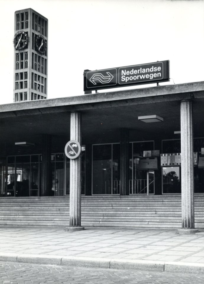 HUA-170730-Gezicht op de luifel van het N.S.-station Leiden, met het nieuwe N.S.-embleem