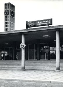 HUA-170730-Gezicht op de luifel van het N.S.-station Leiden, met het nieuwe N.S.-embleem